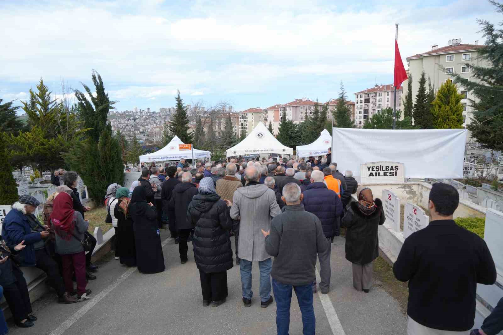 Ozan Arif, 7. &ouml;l&uuml;m yıl d&ouml;n&uuml;m&uuml;nde mezarı başında anıldı
