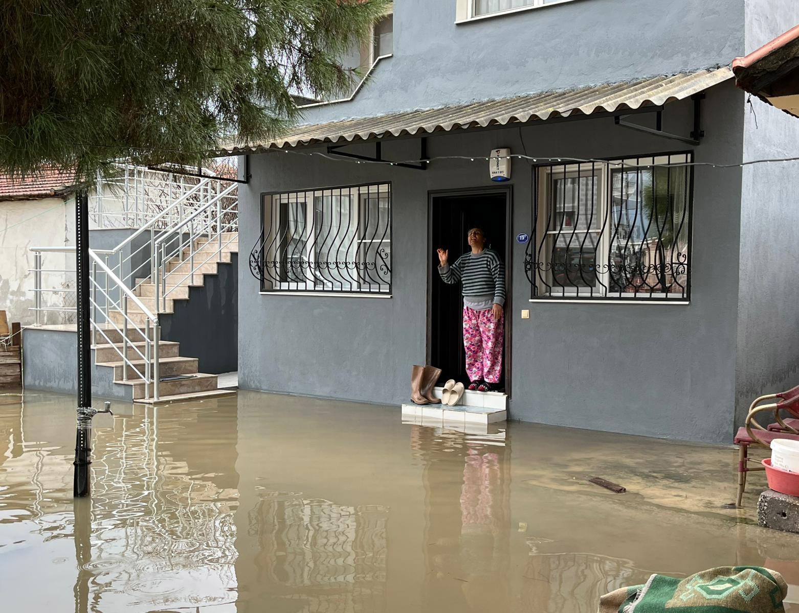 İzmir’de dere taştı, vatandaşlar çaresiz kaldı: