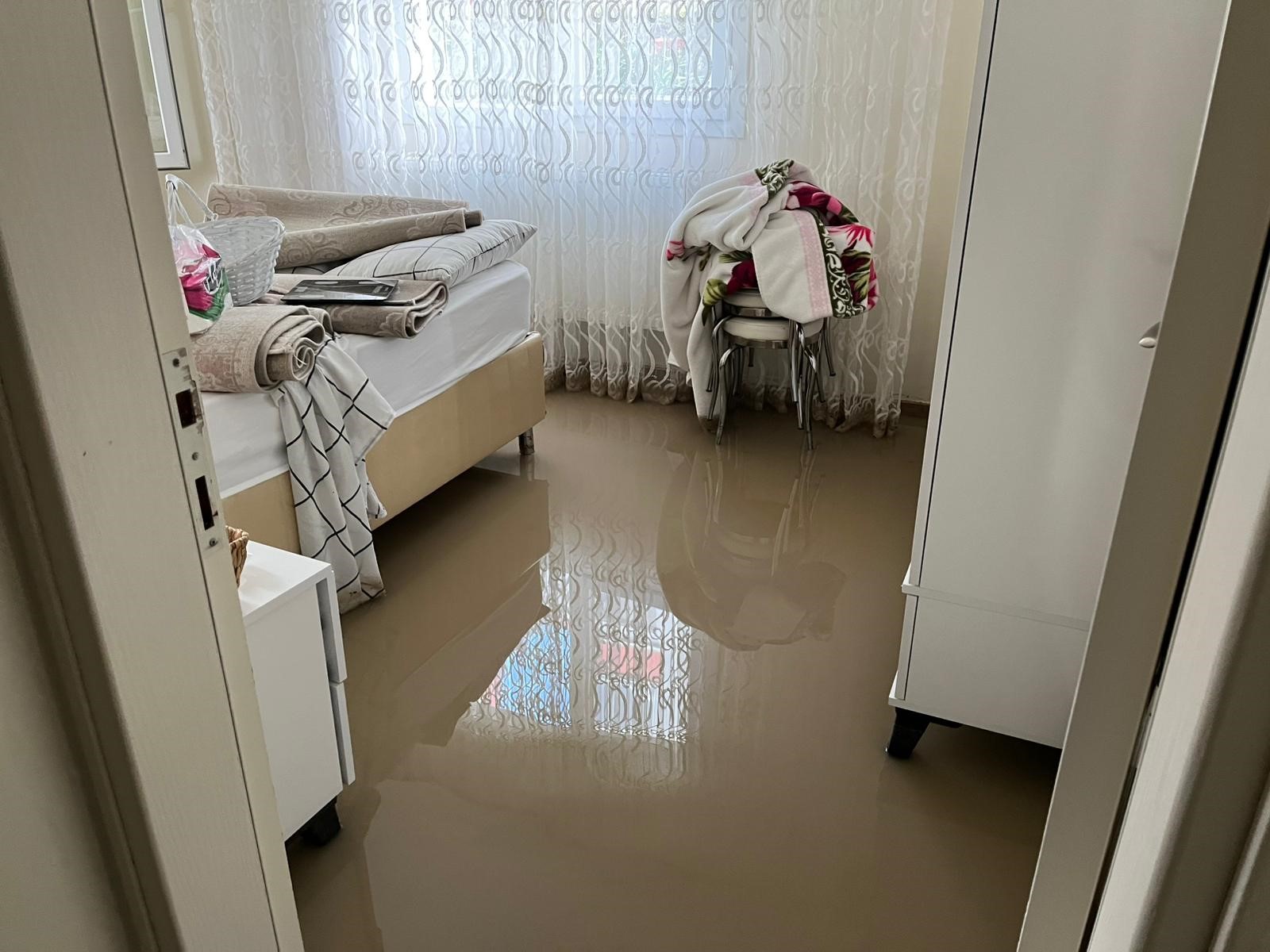 İzmir’de dere taştı, vatandaşlar çaresiz kaldı: