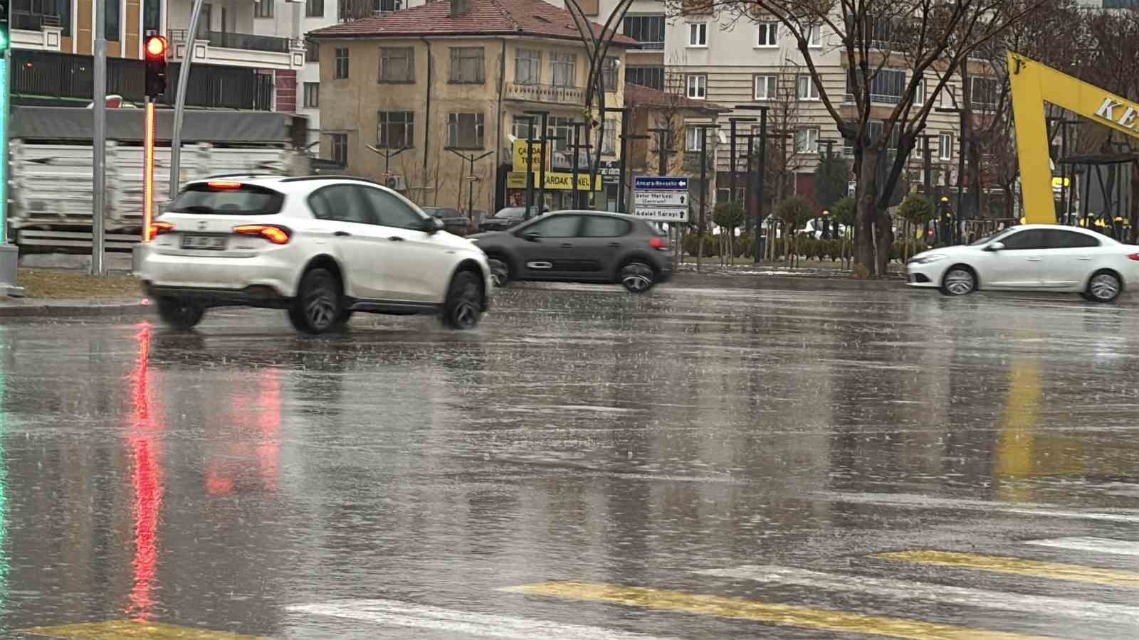 Aksaray&rsquo;da r&uuml;zgar ve şiddetli yağmur etkili oluyor
