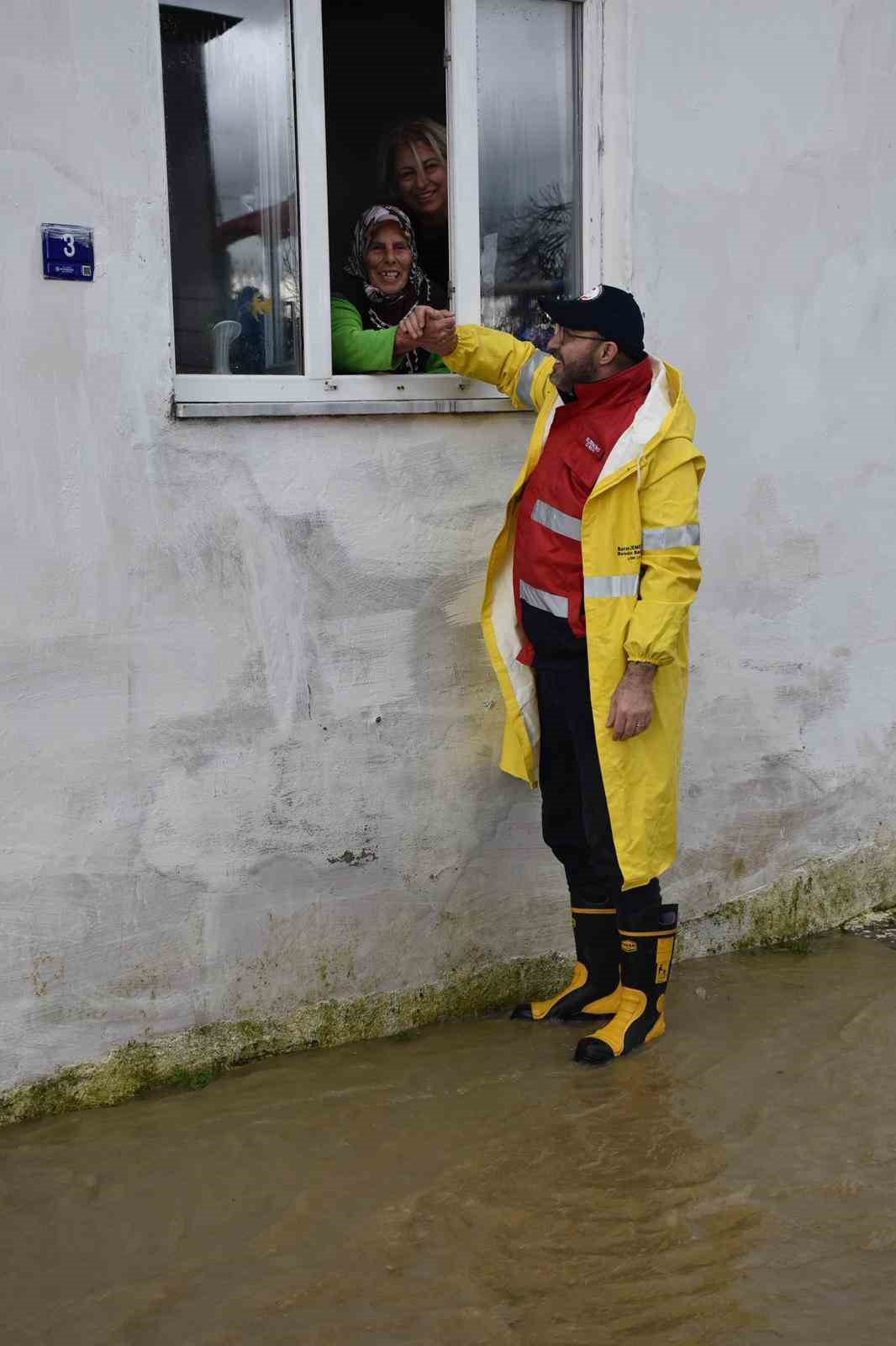 Germencik’te sağanak yağış sonrası başkan çizmeleri giyip sokağa çıktı