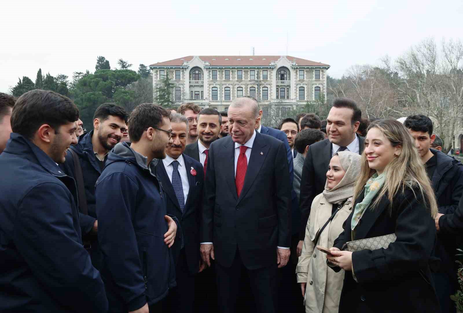 Cumhurbaşkanı Erdoğan, Boğaziçi Üniversiteli öğrencilerle kampüste yürüdü