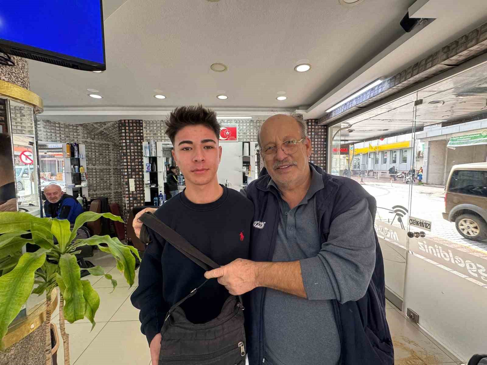 Bankadan emekli maaşını çekmişti, kaybolan çanta sahibine geri döndü