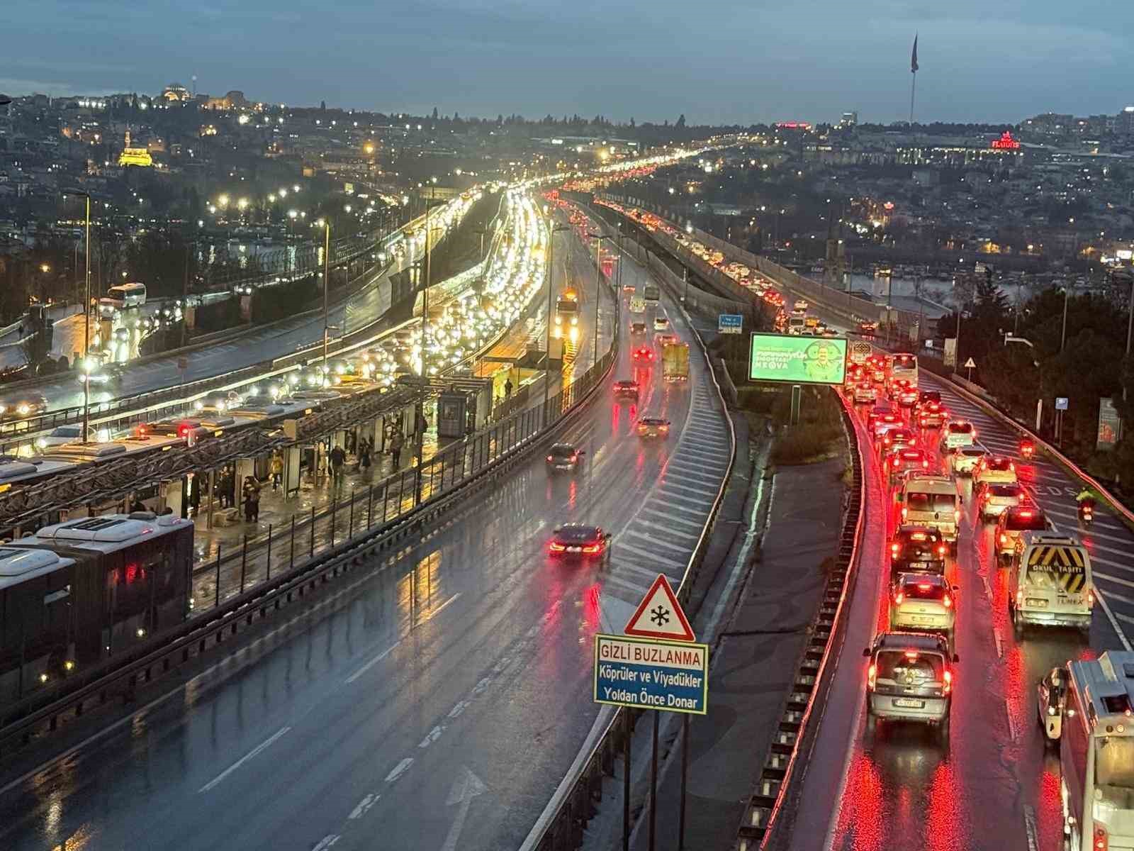 İstanbul&rsquo;da trafik yoğunluğu y&uuml;zde 90&rsquo;a yaklaştı
