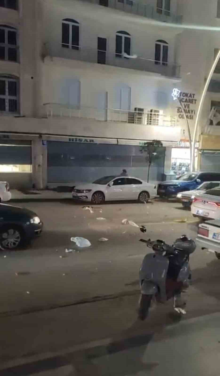 Tokat&rsquo;ta fırtına ağacı devirdi, vatandaş saniyelerle kurtuldu
