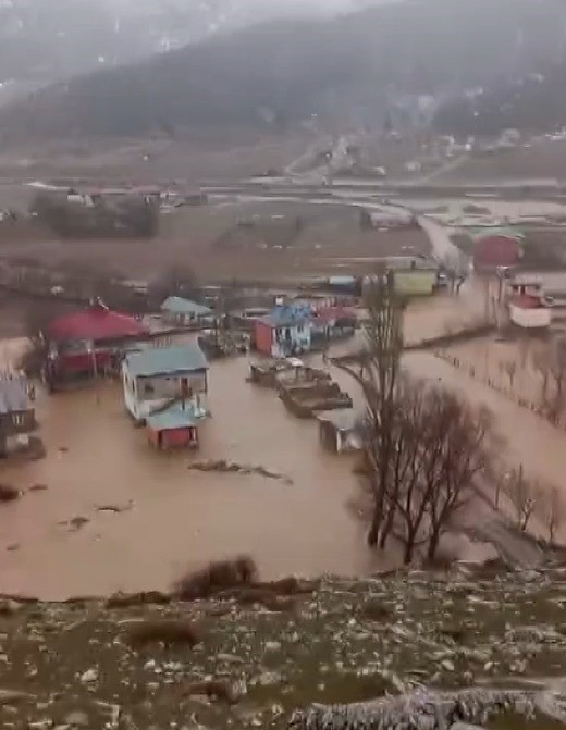 Adana&rsquo;da sel ve heyelanlar ulaşımda aksamalara neden oldu
