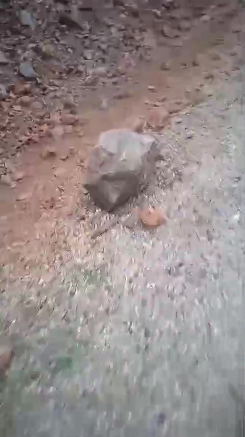 Yine aynı yer: 4 &ouml;ğretmene mezar olan Tırtat mevkiinde kayalar d&uuml;şmeye devam ediyor
