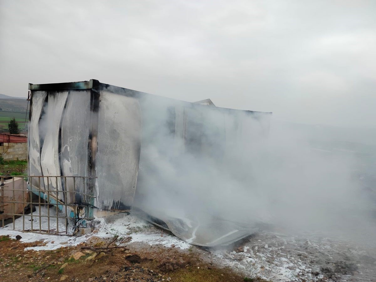 Reyhanlı’da alevlere telsim olan konteyner yandı