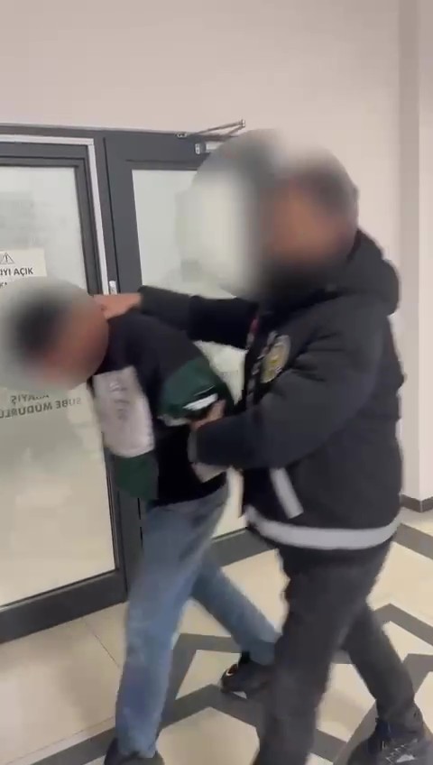 Kebap&ccedil;ı d&uuml;kkanına silahlı saldırı d&uuml;zenleyen ş&uuml;pheliler yakalandı
