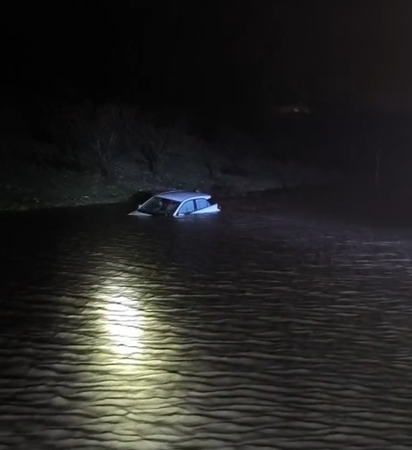 Adıyaman&rsquo;da sele yakalanan ara&ccedil; suya g&ouml;m&uuml;ld&uuml;
