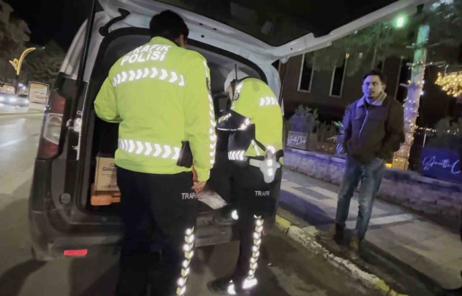 Polise zor anlar yaşattı, gazeteciyi g&ouml;r&uuml;nce "&Ccedil;ekin beni" dedi
