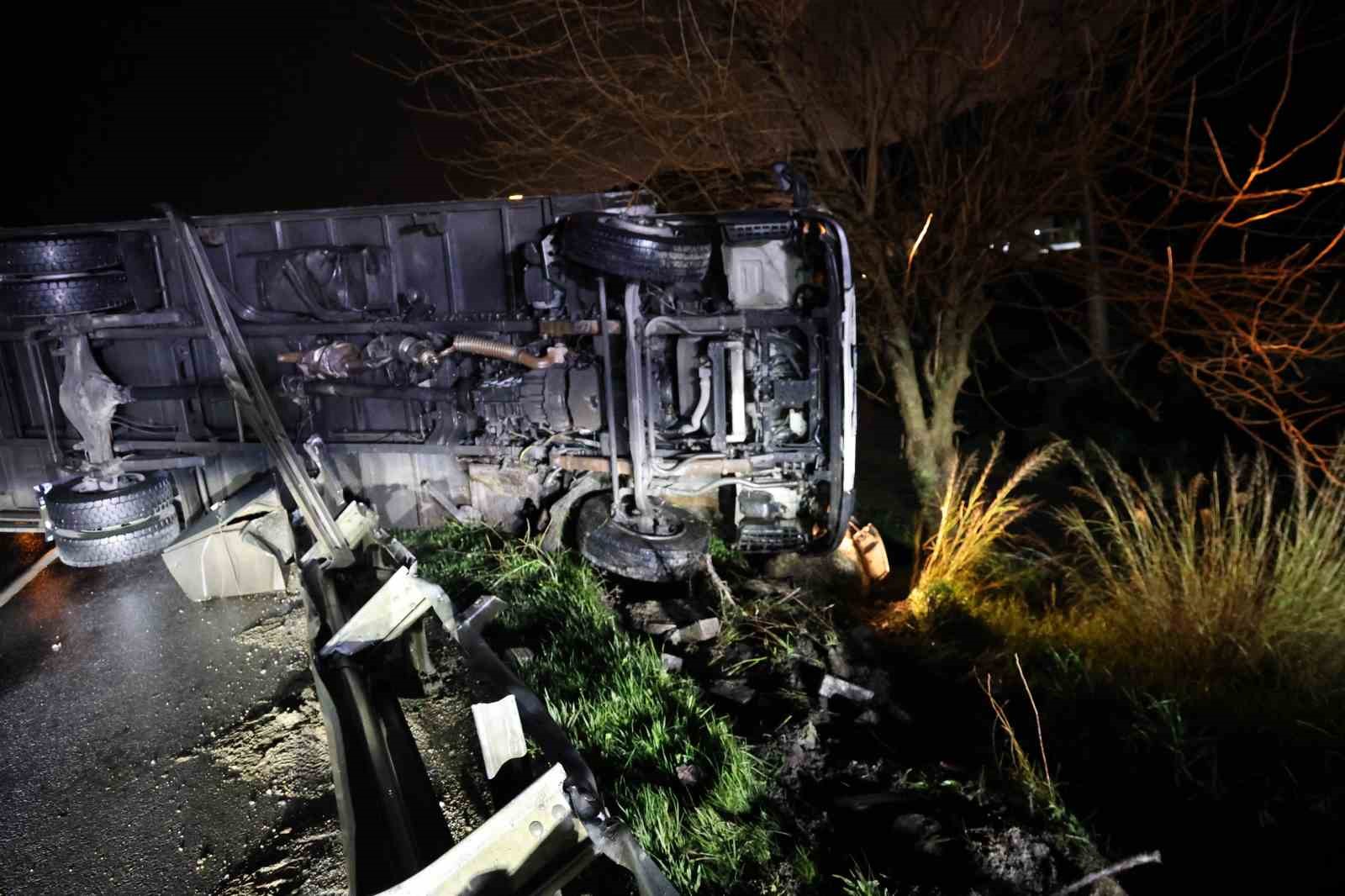 Kamyon bariyerlerde askıda kaldı, s&uuml;r&uuml;c&uuml; hafif yaralandı
