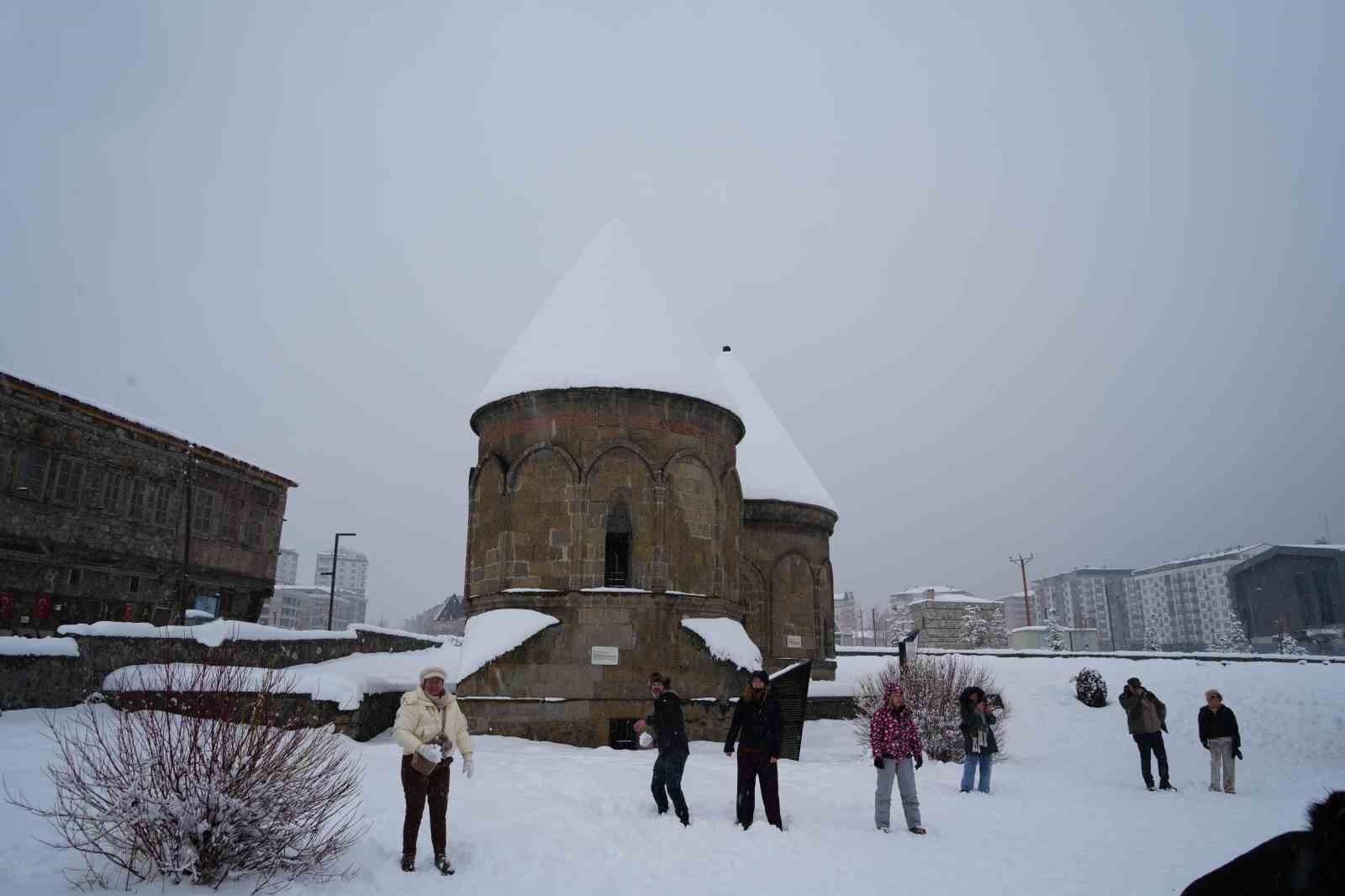 Belçikalı turistler Erzurum’da karda gönüllerince eğlendi
