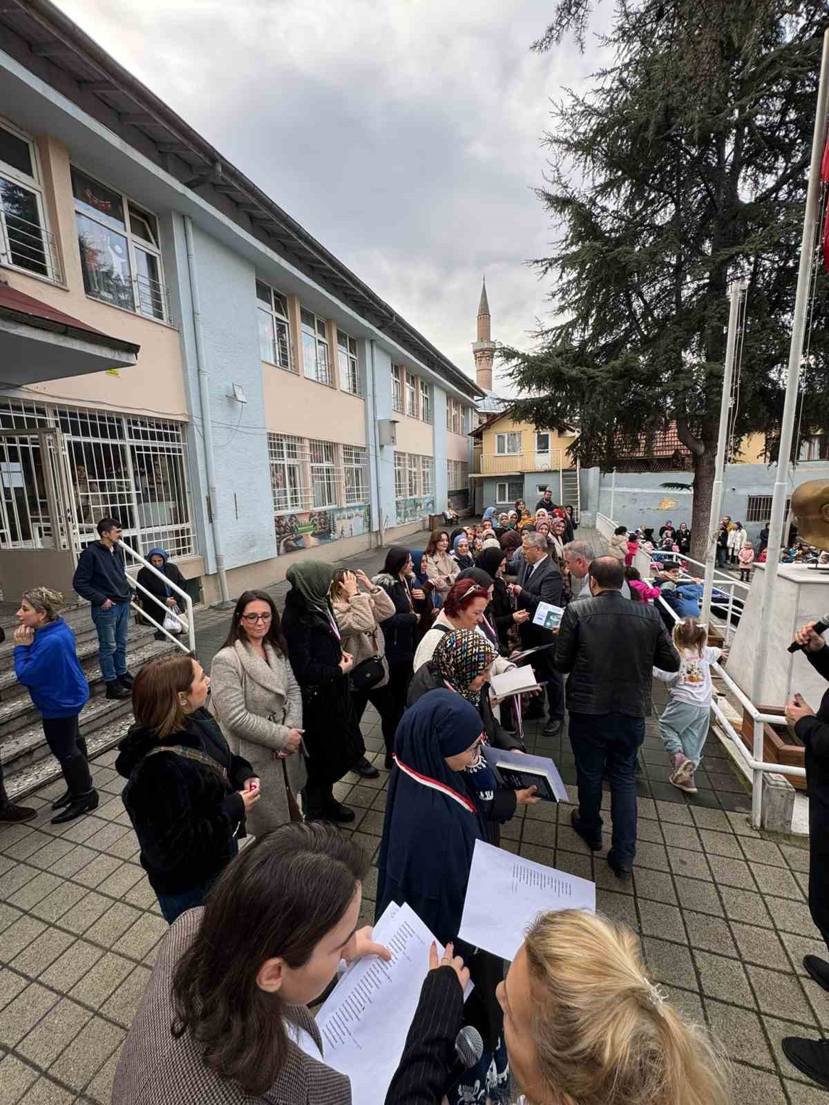 İlkokulda veliler kitap okuma yarışmasında ter d&ouml;kt&uuml;
