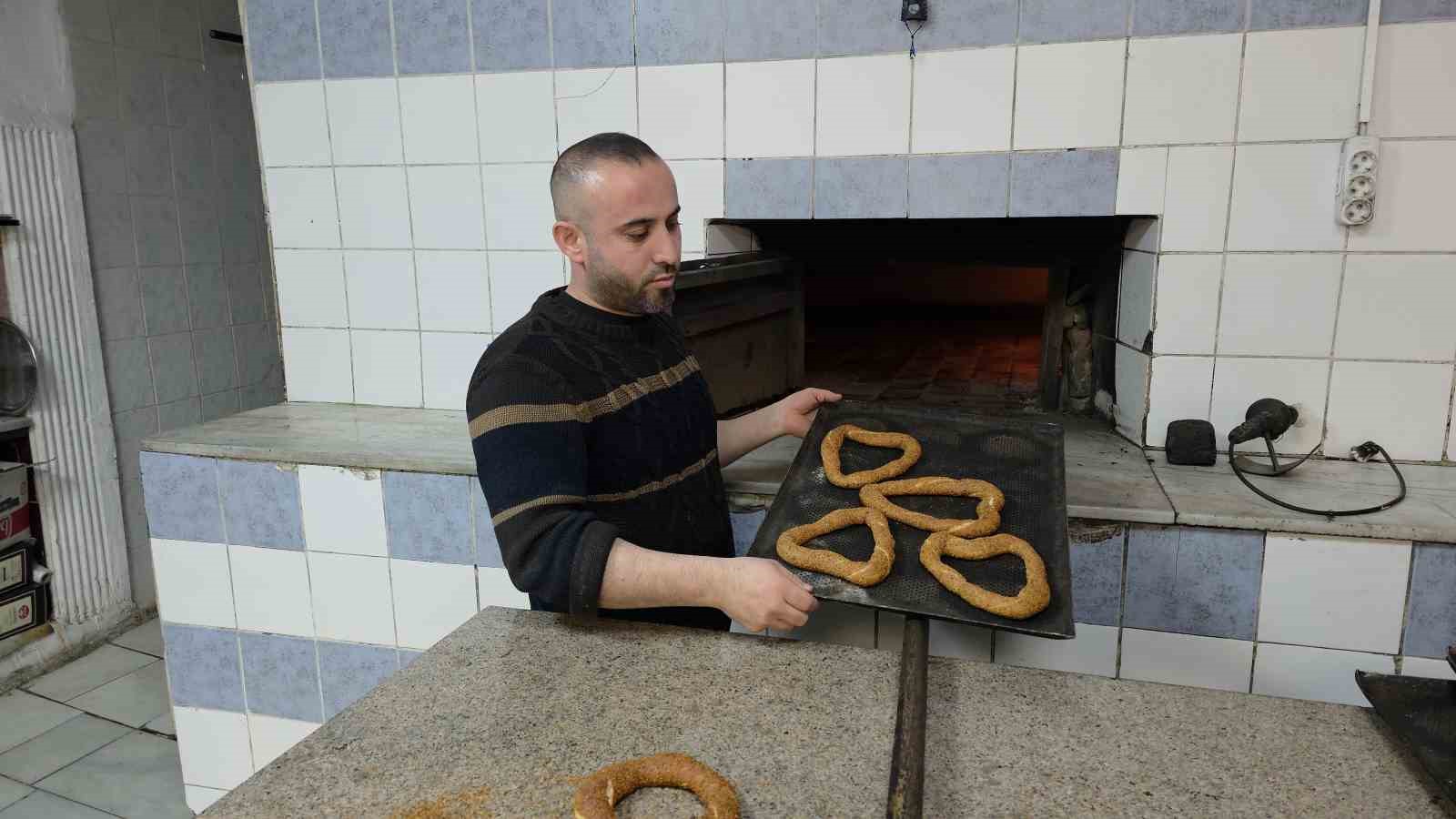 Edirne&rsquo;de Sevgililer G&uuml;n&uuml;&rsquo;ne &ouml;zel kalpli simit
