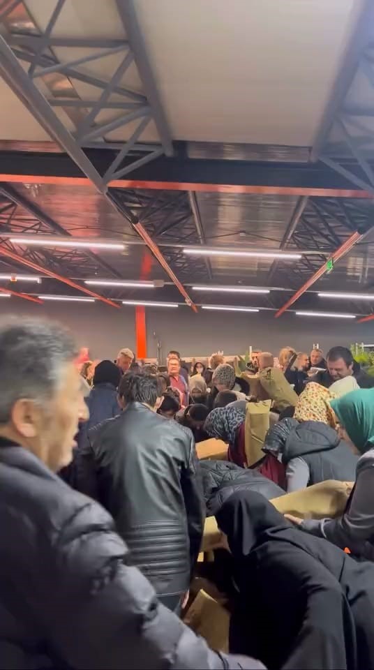 100 TL&rsquo;lik indirim izdihamı: Birbirlerini ezdiler
