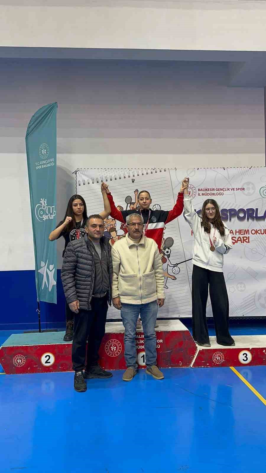 Burhaniyeli gen&ccedil; boks&ouml;rler Balıkesir&rsquo;de 8 &ouml;d&uuml;l aldı
