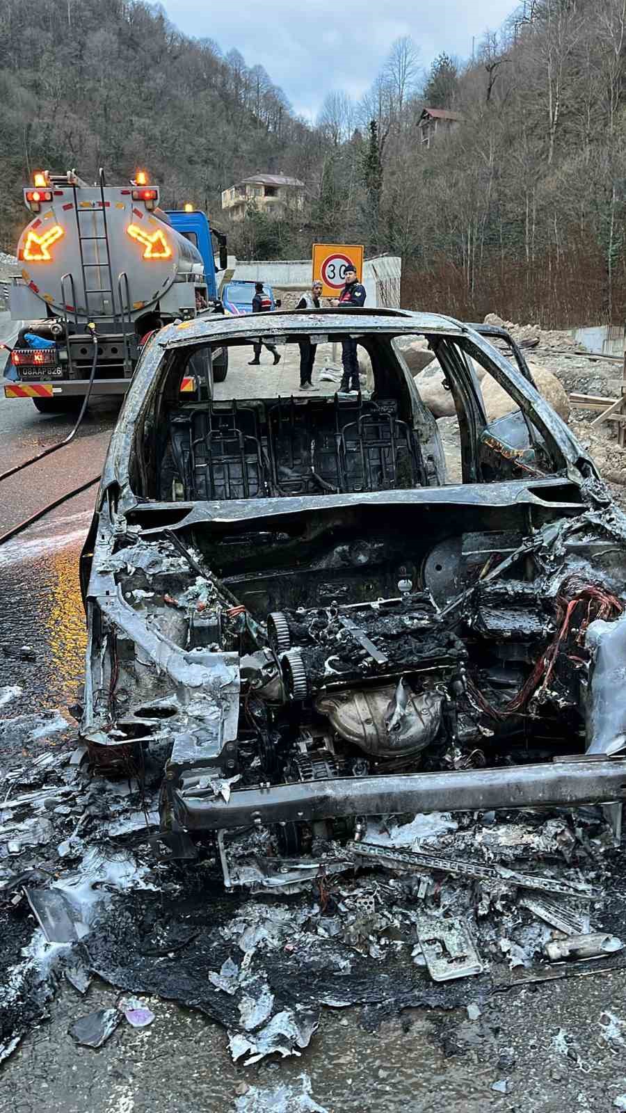 Artvin&rsquo;de seyir halindeki ara&ccedil; alev aldı
