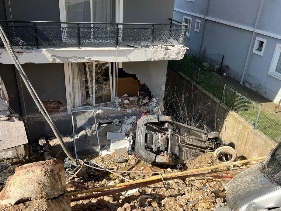 Menemen’de istinat duvarı çöktü: 151 kişi tahliye edildi