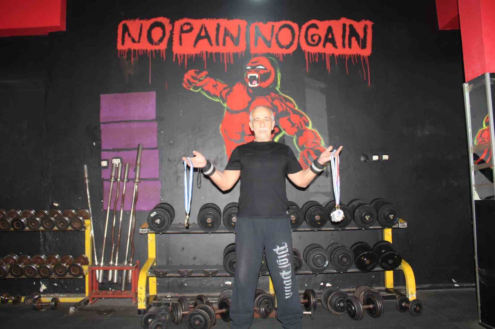 Rakip bulamayan ve gen&ccedil;lerle yarışan 65 yaşındaki Hakkı Bozat 420 kilo kaldırdı
