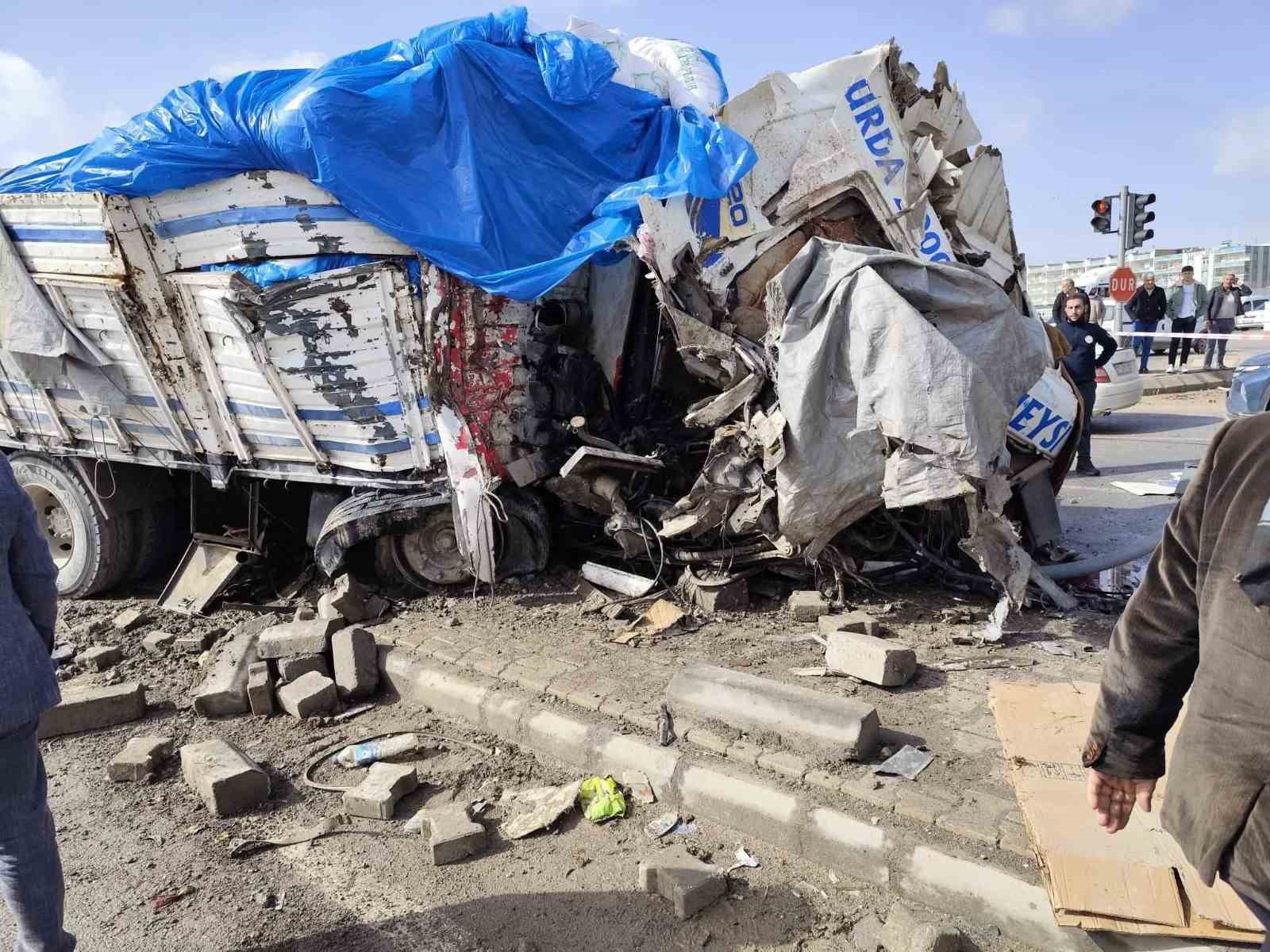 Şanlıurfa&rsquo;da freni patlayan kamyon ara&ccedil;ların arasına daldı: 1 &ouml;l&uuml;, 3 yaralı
