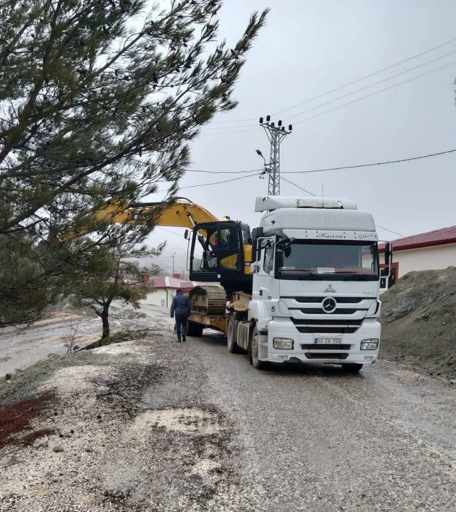 Karabahşılı K&ouml;y&uuml;&rsquo;nde yağış sonrası &ccedil;alışmalar başladı
