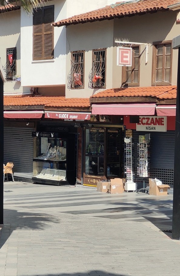 Kuşadası&rsquo;nda kuyumcu soygununa "kepenk" engeli
