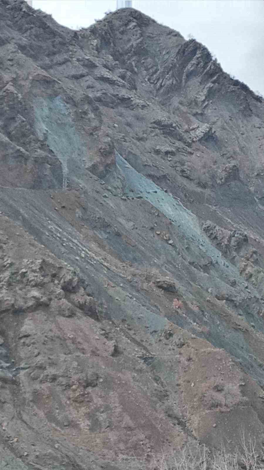 Elazığ&rsquo;da heyelan yolu kapadı
