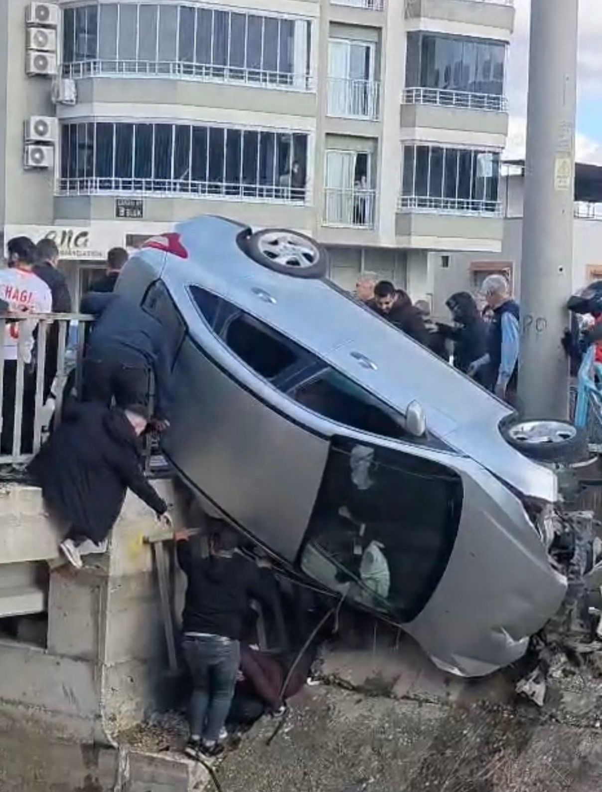 Kaza yapan araç köprünün korkuluklarında asılı kaldı, facia ucuz atlatıldı