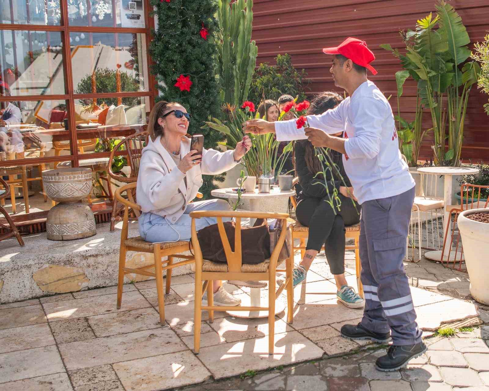 Kuşadası’nda çöp kamyonu sevgi dağıttı