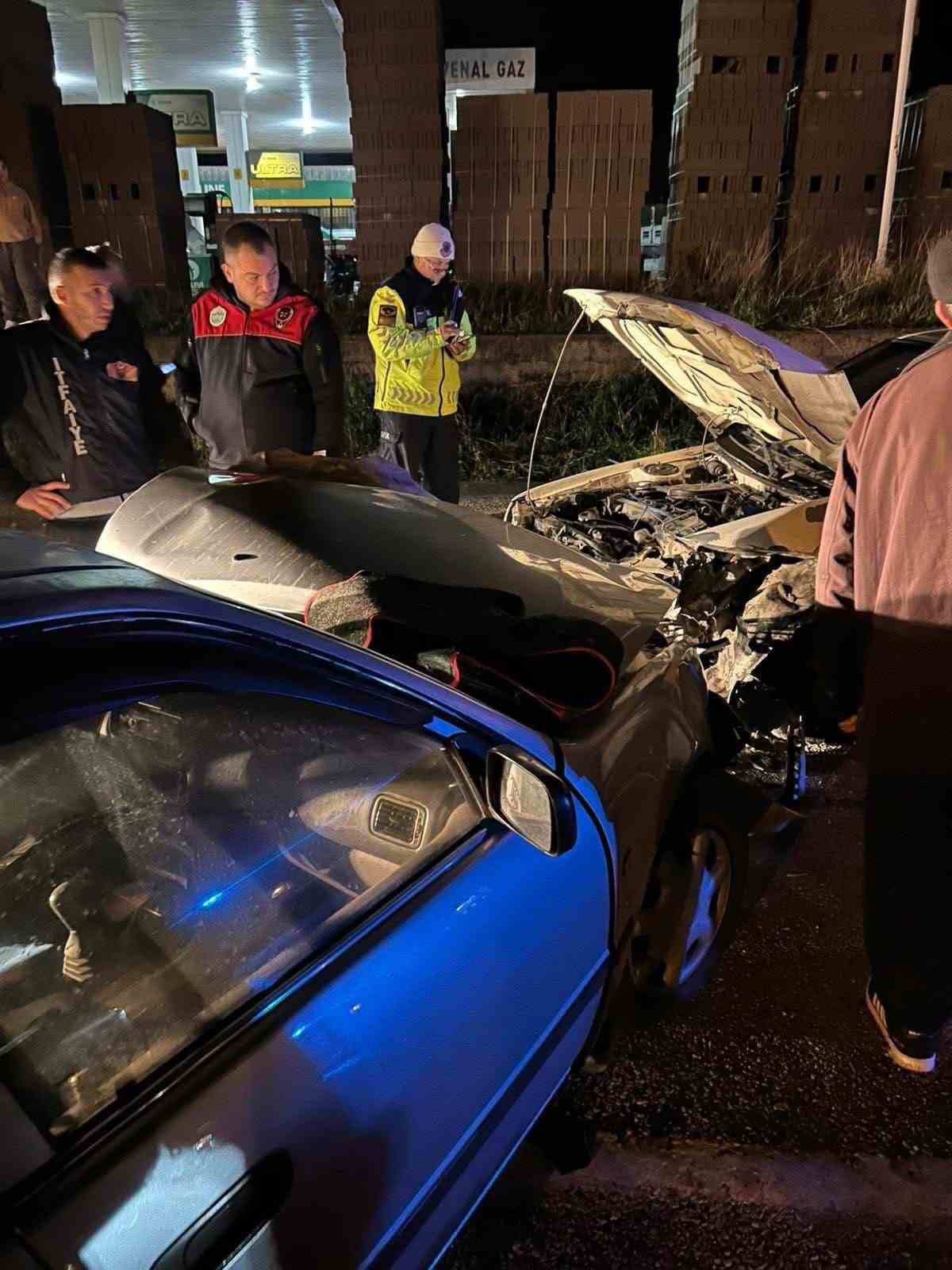 Osmaniye&rsquo;de iki otomobil kafa kafaya &ccedil;arpıştı: 4 yaralı
