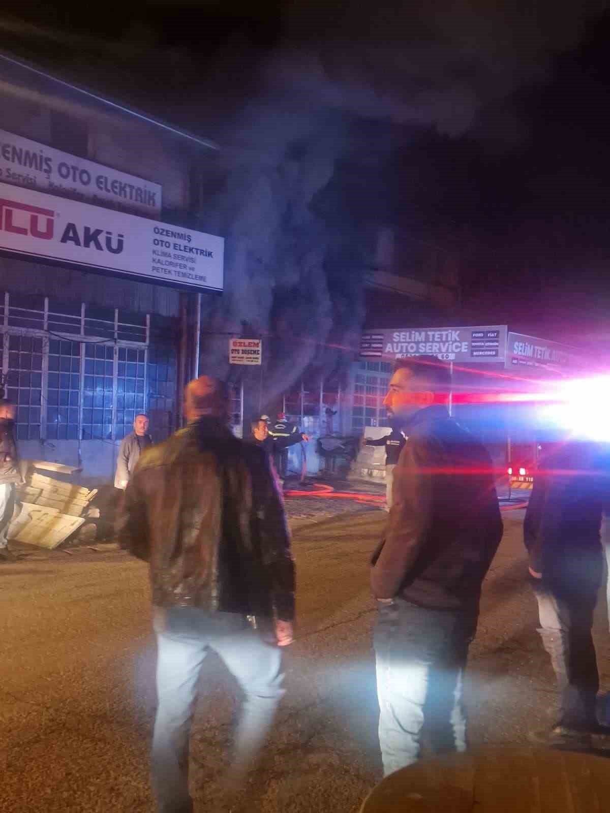 Oto d&ouml;şeme d&uuml;kkanı &ccedil;ıkan yangında k&uuml;le d&ouml;nd&uuml;
