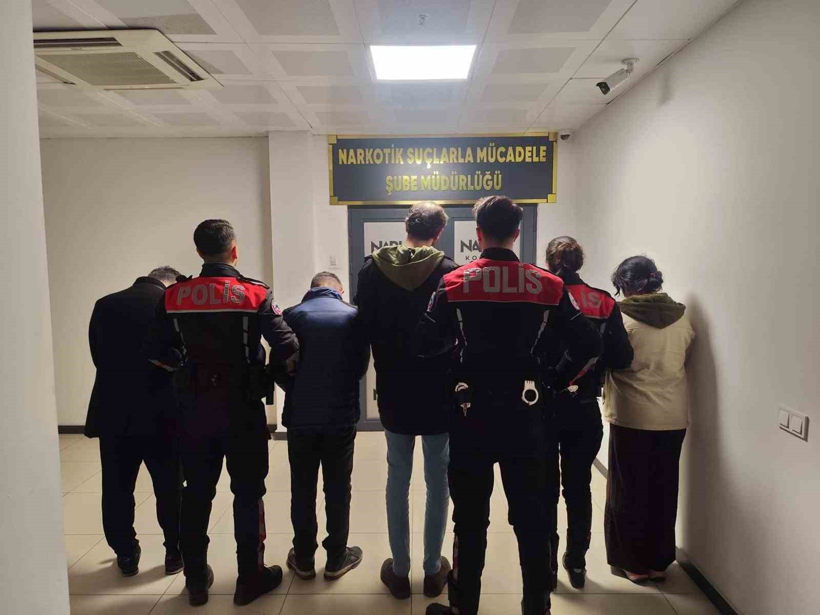Kocaeli&rsquo;de durdurulan 4 ş&uuml;pheliden y&uuml;kl&uuml; miktarda uyuşturucu &ccedil;ıktı
