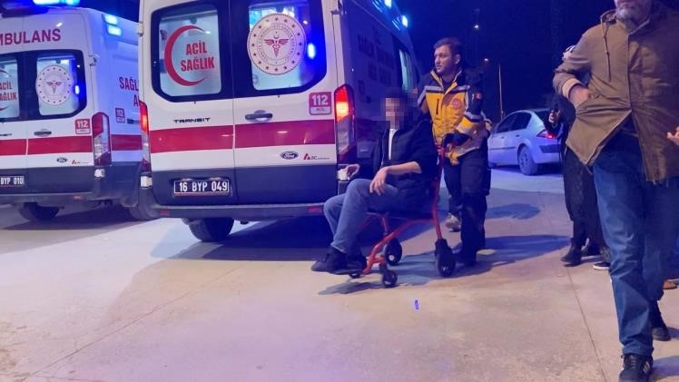 Otomobil ile motosiklet kafa kafaya &ccedil;arpıştı: 2 yaralı

