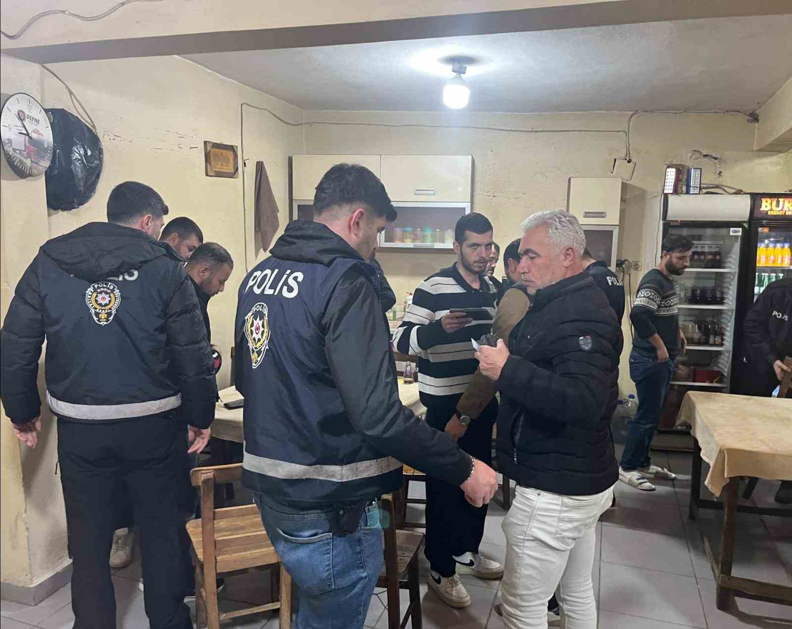 İskenderun polisi kafe ve kıraathanelere uygulama ger&ccedil;ekleştirdi
