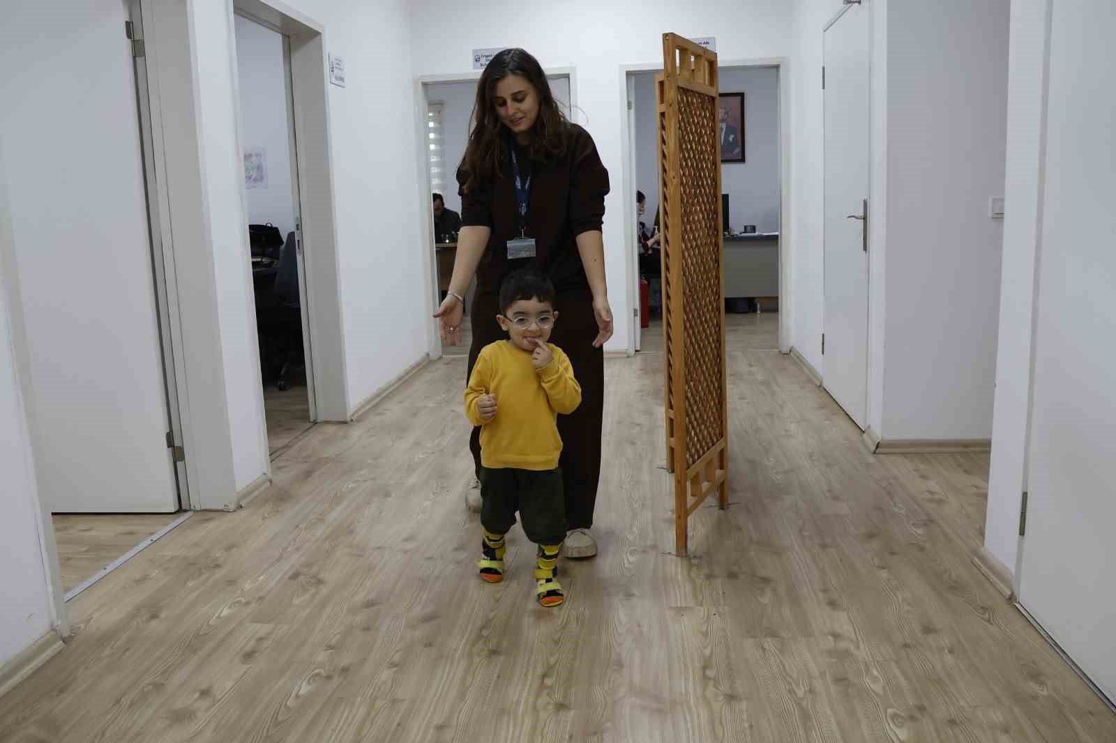 Serebral palsili Eren&rsquo;in ailesine umut olan ilk adımları y&uuml;zleri g&uuml;ld&uuml;rd&uuml;
