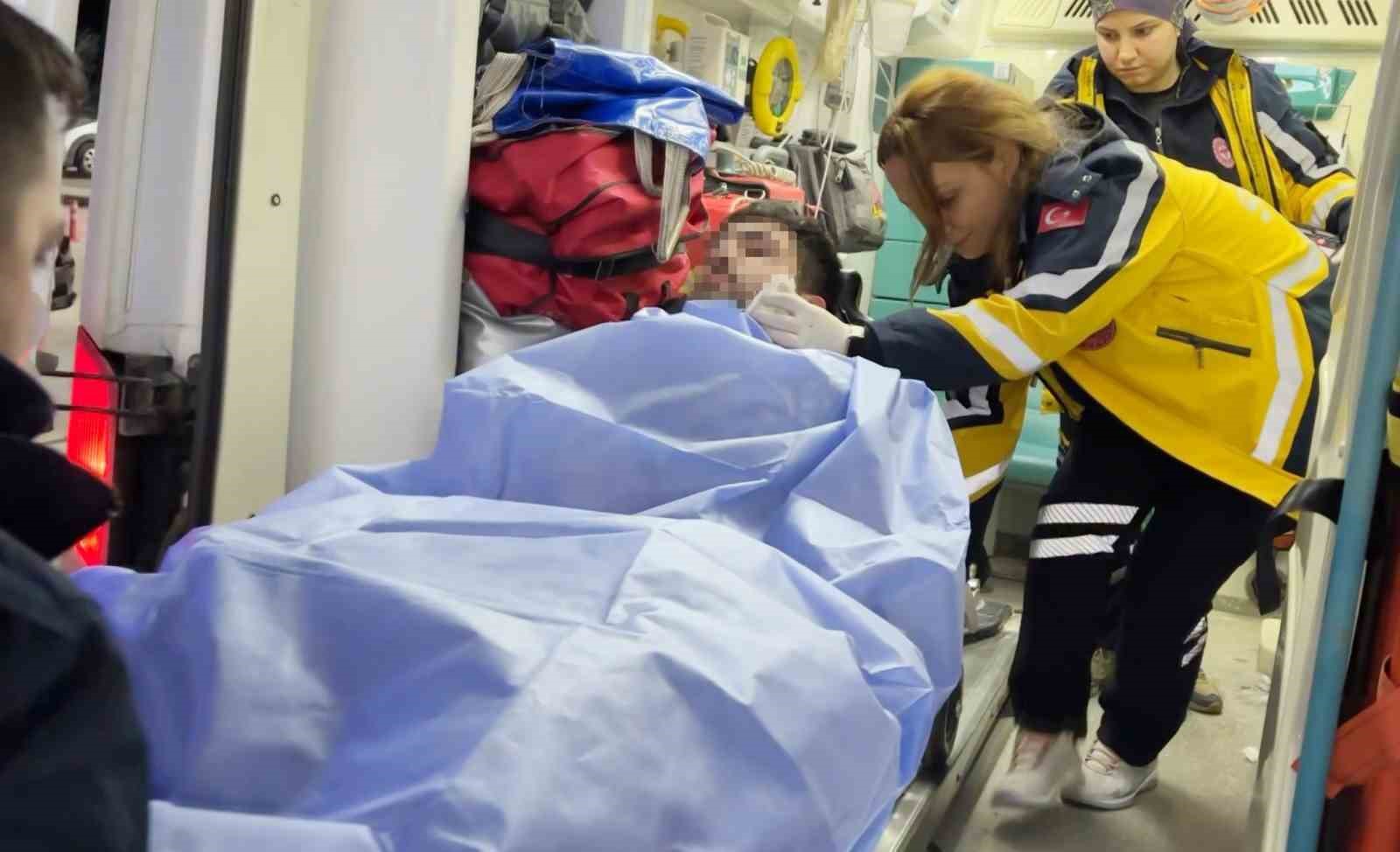 Bı&ccedil;aklanarak yaralandılar, sedyeden atlayıp gazetecilere saldırdılar: O anlar kamerada
