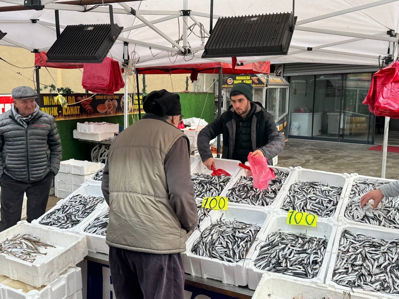 Zonguldak’ta Sevgililer Günü’ne özel hamsi kampanyası: Kilosunu 100 liradan sattılar