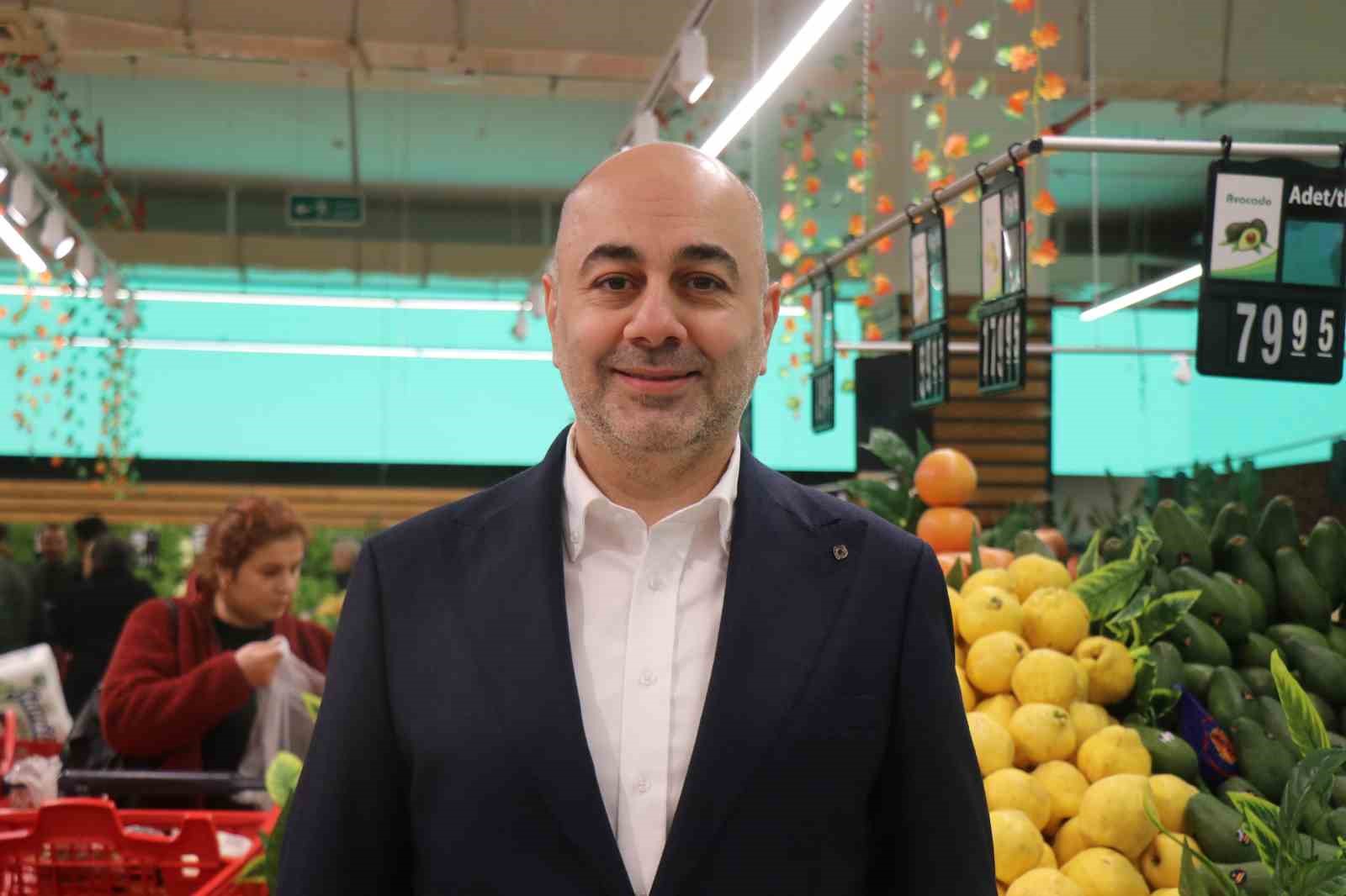 İndirim i&ccedil;in geceden &ccedil;adır kurup 8 saat yağmur altında beklediler
