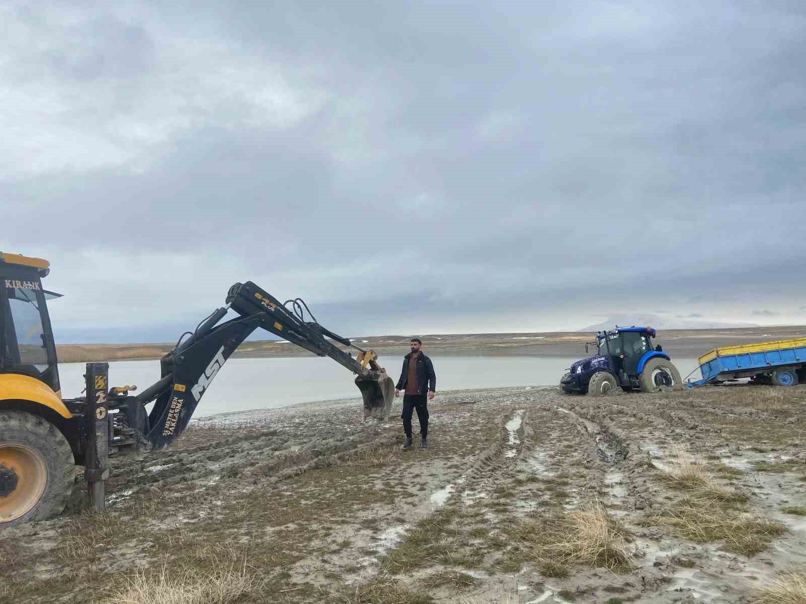Van G&ouml;l&uuml; sahilinde &ccedil;amura saplanan trakt&ouml;r kep&ccedil;e ile kurtarıldı
