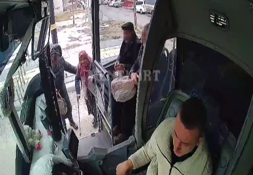 Sivas&rsquo;ta halk otob&uuml;s&uuml; şof&ouml;r&uuml;n&uuml;n hareketi takdir topladı
