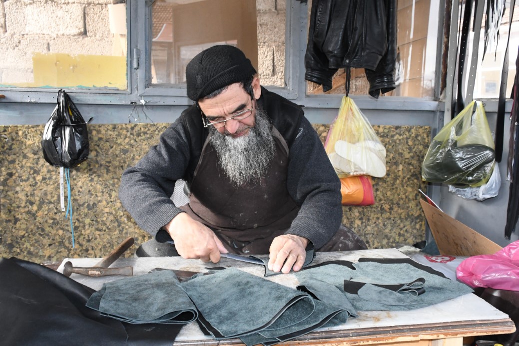 Ata mesleği zamana direniyor: Yozgat’ta Kırgızların deri işlemeciliği yok olma tehlikesiyle karşı karşıya