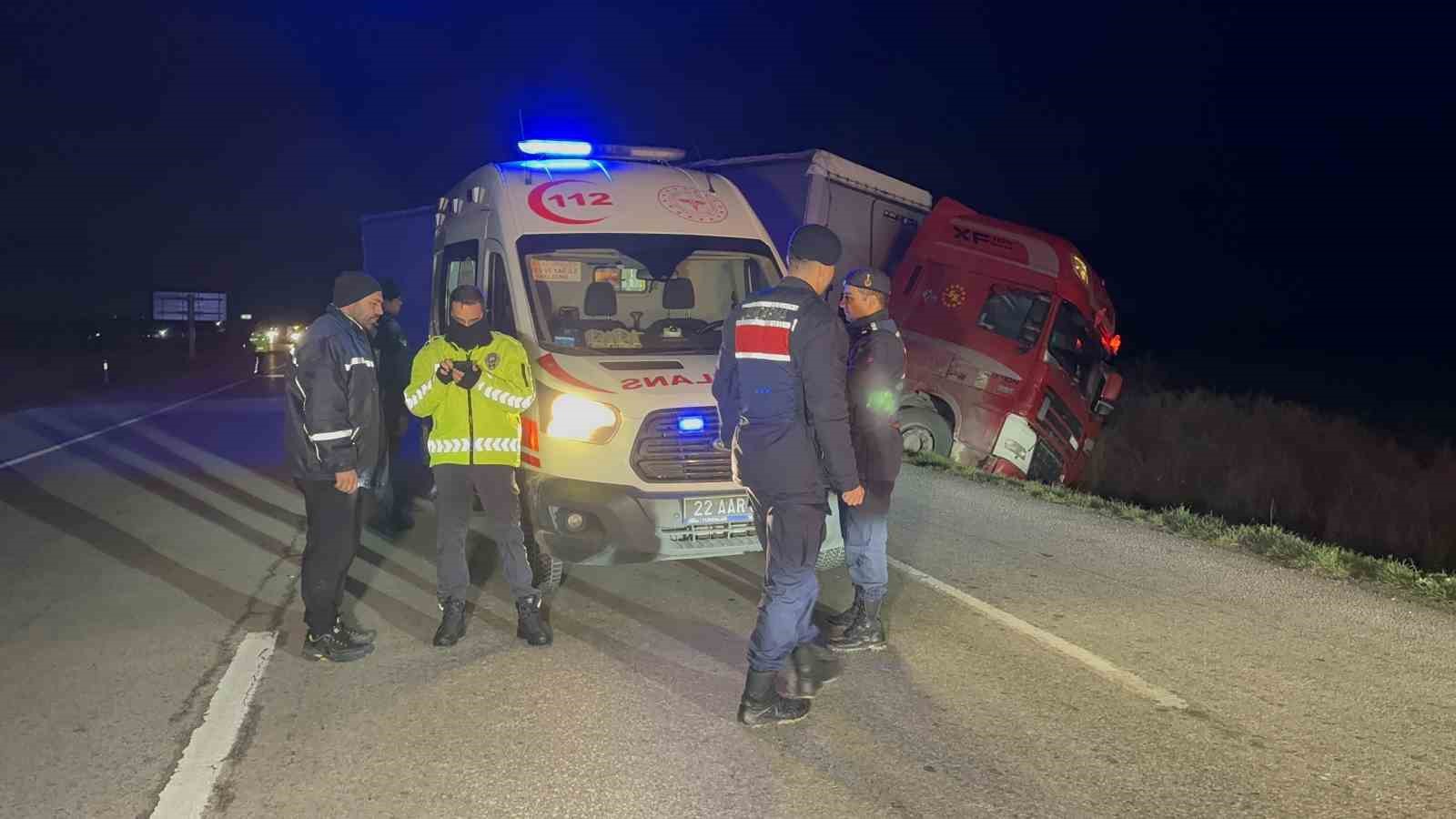 Tır devrilmekten son anda kurtuldu
