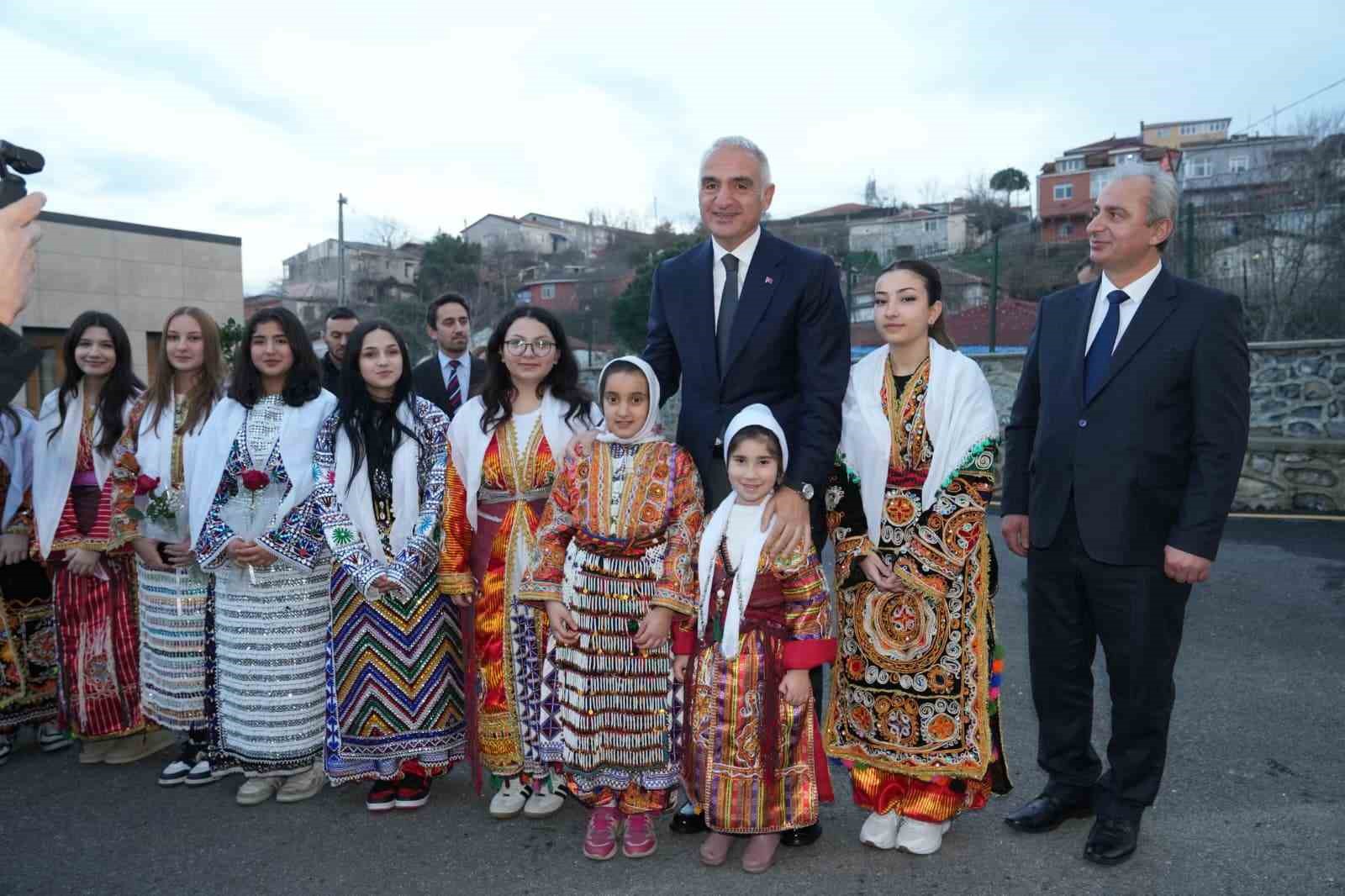 Bakan Ersoy: "Bu millet can cana, g&ouml;n&uuml;l g&ouml;n&uuml;le verdik&ccedil;e geleceğimiz g&uuml;&ccedil;l&uuml; ve aydınlık olacaktır"
