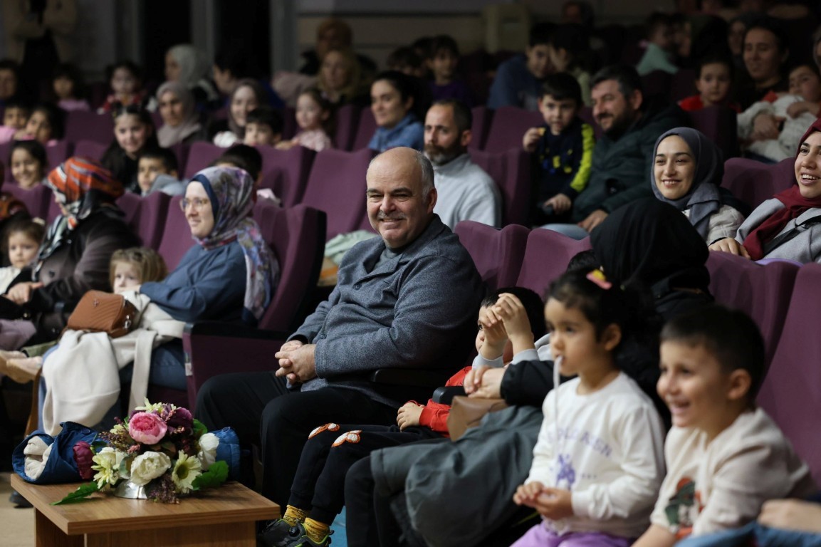 Kartepe&rsquo;de &ccedil;ocuklar "Meraklı Civciv" oyununu izledi
