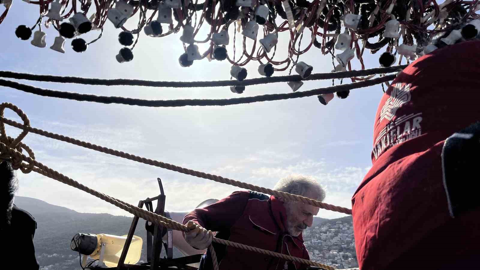 Bursa Ulu Cami&rsquo;ye Ramazan mahyası: &rsquo;Kul hakkından sakın&rsquo;
