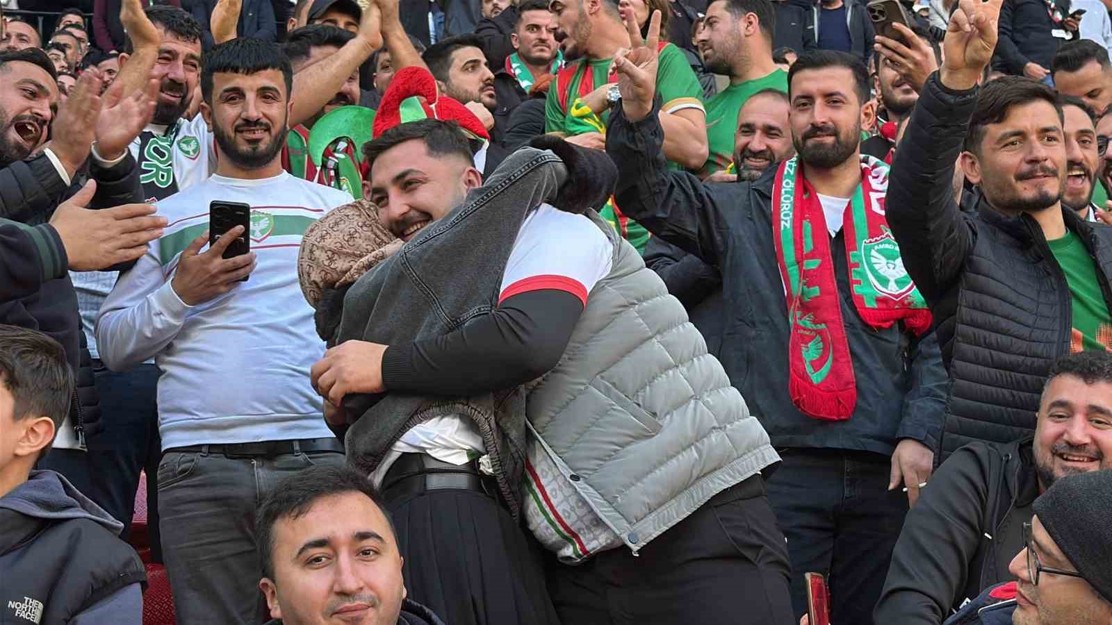 Amed Sportif Faaliyetler ma&ccedil;ı &ouml;ncesi trib&uuml;nde s&uuml;rpriz teklif
