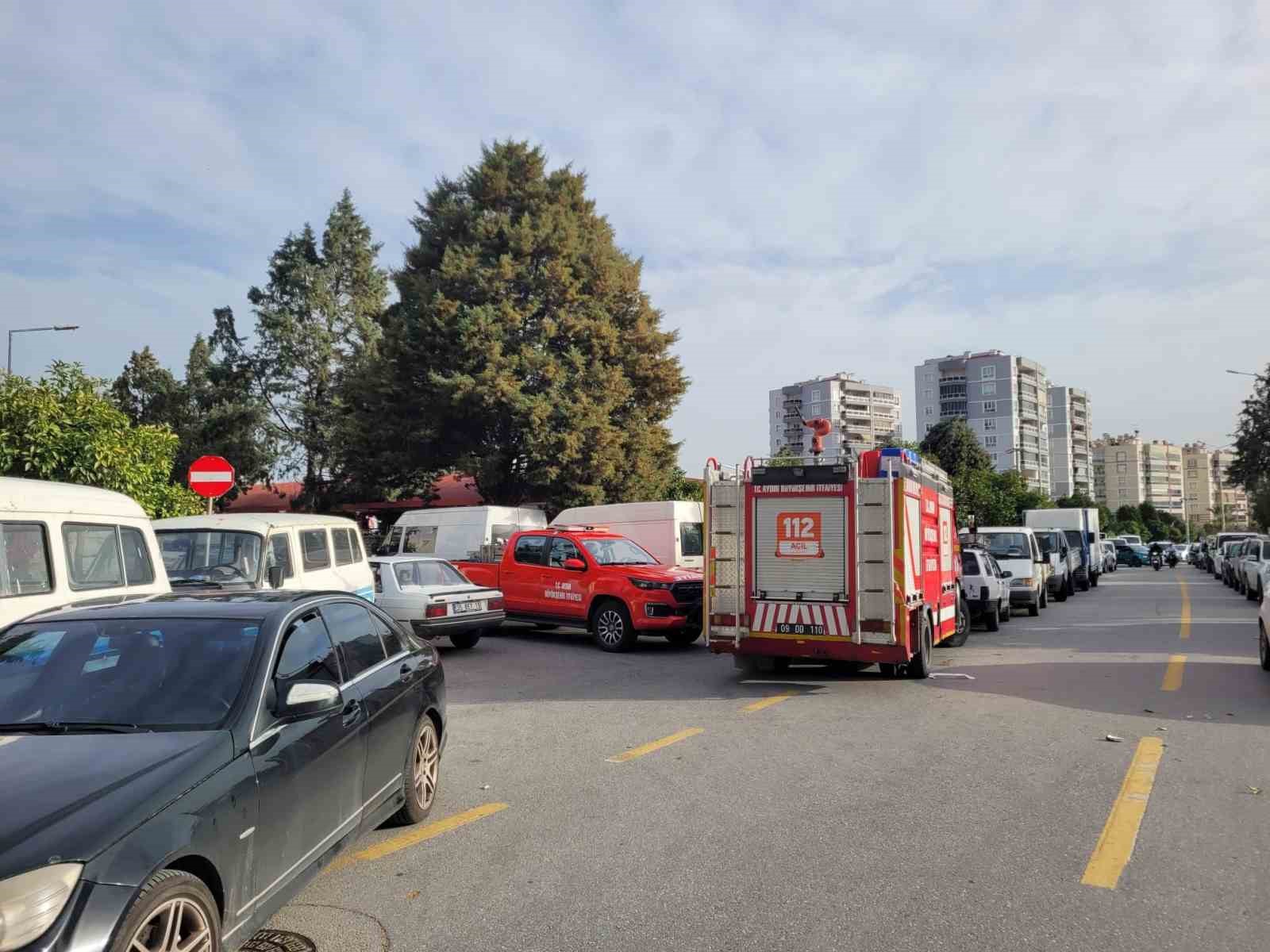 Efekent Pazaryeri&rsquo;nde r&uuml;zgar ağacı devirdi
