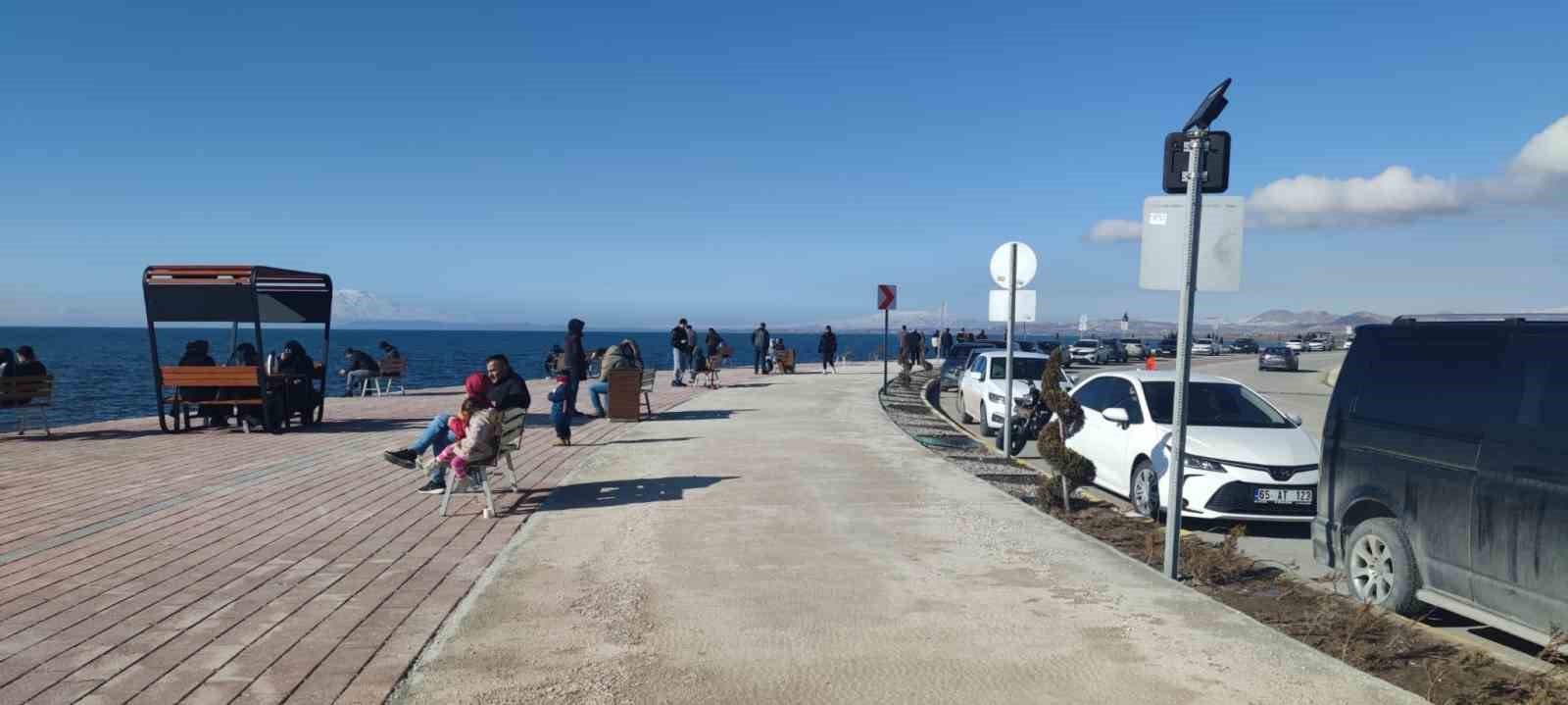 Van&rsquo;da bahar havası: Vatandaşlar sahile akın etti
