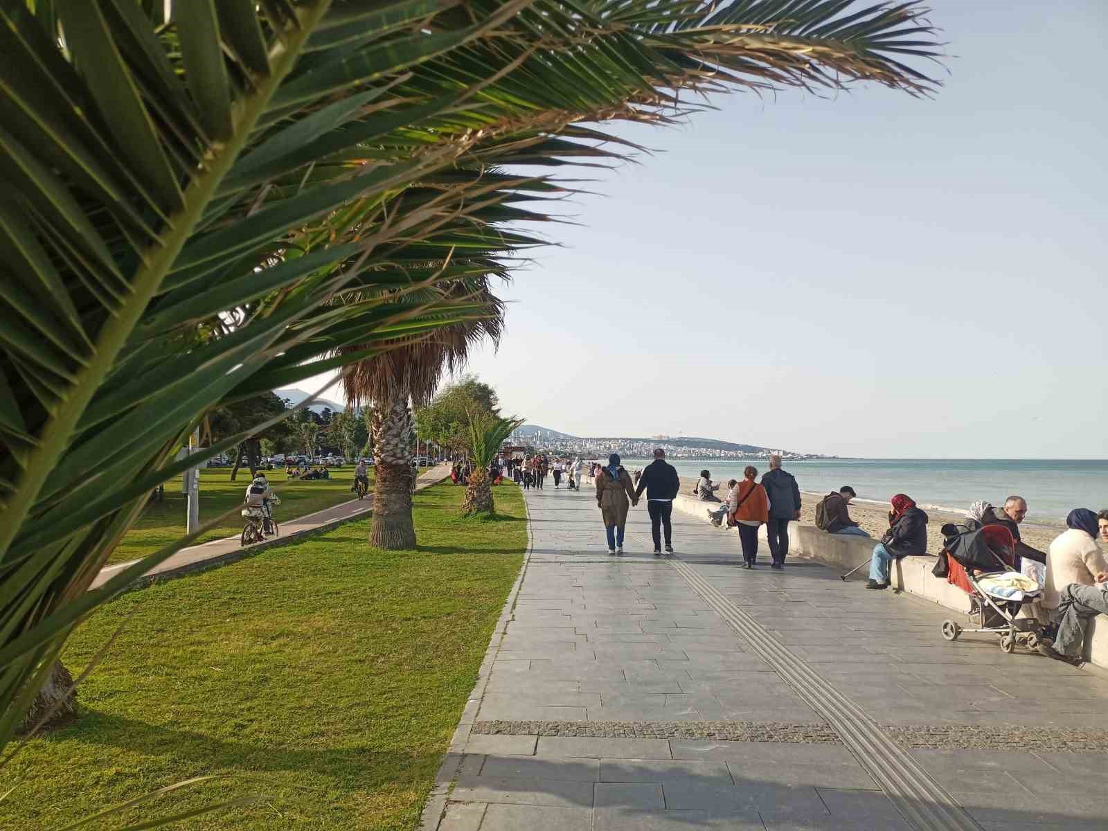 Samsun&rsquo;da yalancı bahar: Vatandaşlar sahile akın etti
